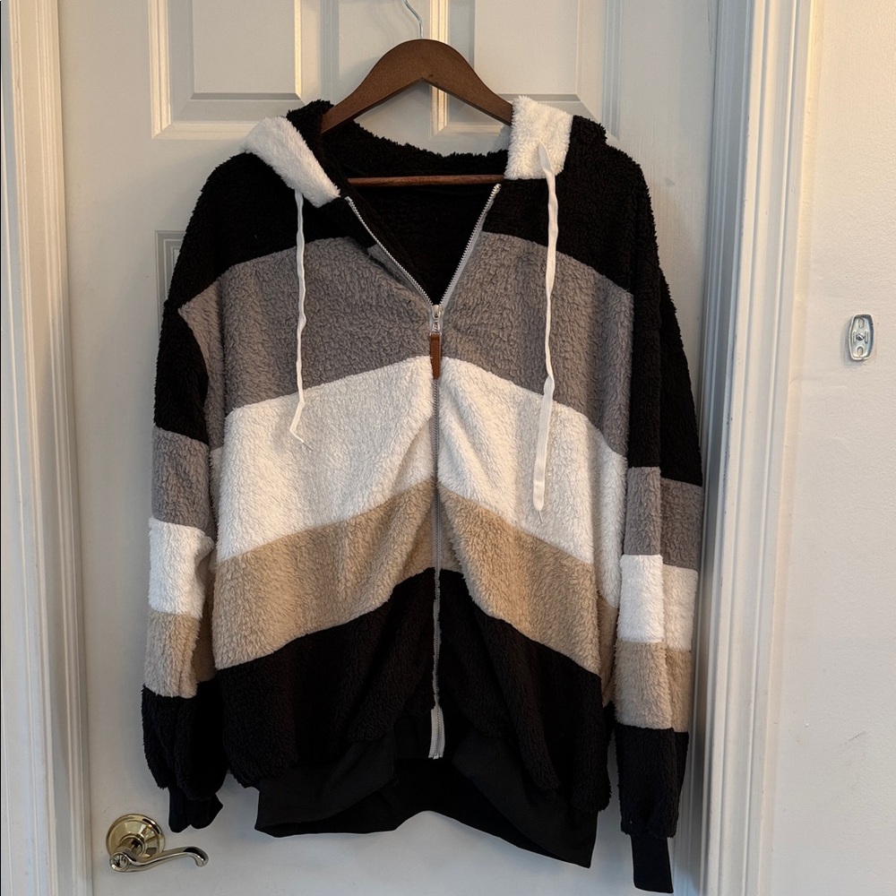 Women's Black and Gray Zip-Up Sweater